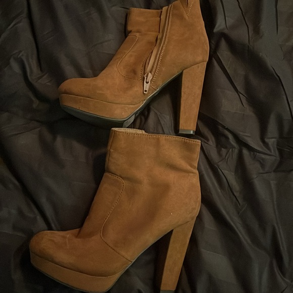 Boots - Picture 3 of 5